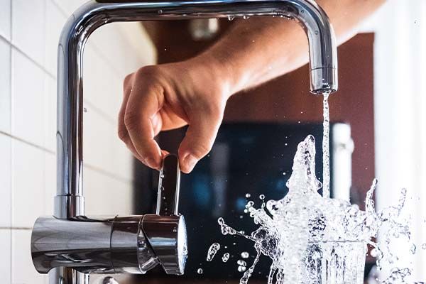 Fuite d'eau, problème de douche, réglage du ballon d'eau chaude : Scotti est là pour vous à Brest et dans le Finistère Fuite d'eau, problème de douche, réglage du ballon d'eau chaude : Scotti est là pour vous à Brest et dans le Finistère